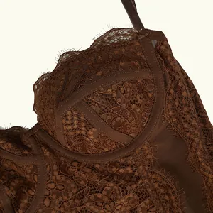 Élégant body en dentelle florale marron et mesh avec baleines pour une coupe ajustée.