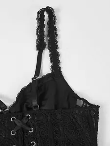 Dettaglio del top in pizzo nero con spalline delicate e allacciatura a corsetto