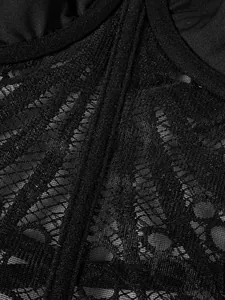 Dettaglio ravvicinato del pizzo nero e delle stecche strutturali su un corsetto stile vintage.