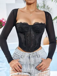 Detaillierte Nahaufnahme des eleganten schwarzen Spitzen-Mesh-Korsett-Oberteils mit Ärmeln