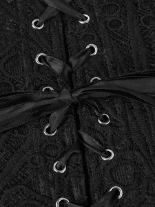 Dettaglio di un corsetto in pizzo nero con nastro incrociato e occhielli in metallo