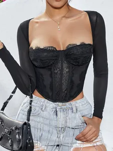 Nahaufnahme eines sexy schwarzen Spitzen-Mesh-Korsett-Oberteils mit langen Ärmeln
