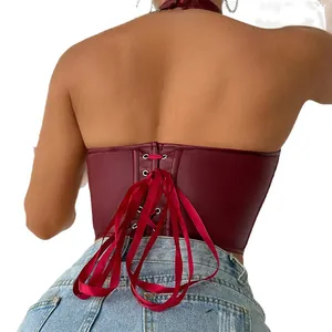 Rode PU-lederen halter korsettop met vetersluiting op de rug en zijden linten