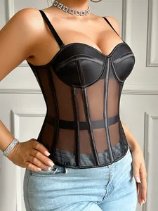 Dettaglio del corsetto nero in mesh con stecche di raso e trama in rete sottile
