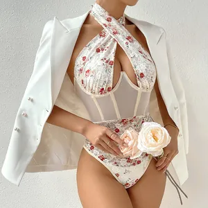 Vista dettagliata del body all'americana in pizzo floreale bianco con ferretto