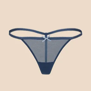 Nahaufnahme eines marineblauen, transparenten Mesh-G-Strings mit hellblauer Schleife
