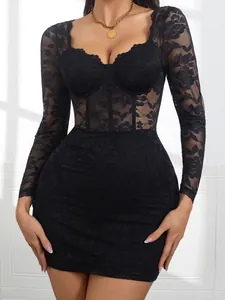 Détail de la robe courte en dentelle noire à manches longues avec corsage baleiné