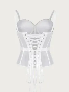 Dettaglio del corsetto in rete bianca con elegante allacciatura posteriore e stecche