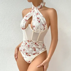 Primo piano di elegante body halter in pizzo floreale con inserti in rete e stecche