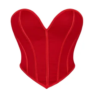 Primo piano dettagliato di un corsetto rosso a forma di cuore con pannelli in rete