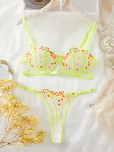 Vue détaillée de l'ensemble de lingerie en maille vert néon avec broderie florale
