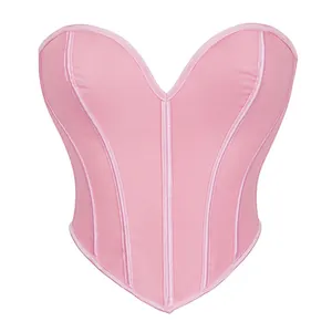 Dettaglio del corsetto rosa con scollo a cuore e profili verticali decorativi
