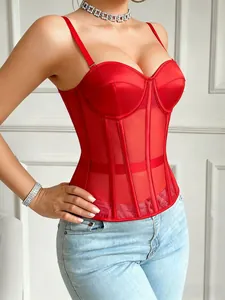Top corsetto in rete rossa con stecche e coppe in raso per una silhouette sexy.