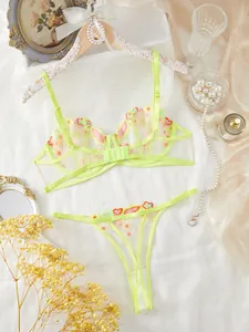 Détails de l'ensemble lingerie en tulle vert fluo avec broderie de lèvres