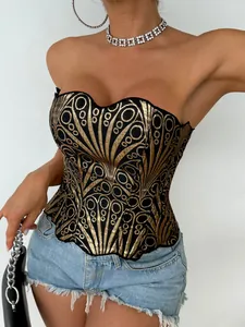 Dettaglio di un corsetto sexy senza spalline con motivi di paillettes oro e nere