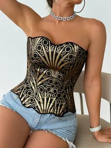 Dettaglio di un sexy corsetto bustier con paillettes nero e oro in stile corte