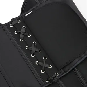 Dettaglio di un corsetto in rete nera traspirante con eleganti nastri in raso intrecciati