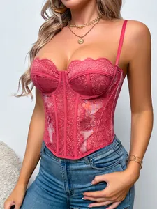 Detailansicht eines rosa Spitzenkorsetts mit Blumenmuster und Wellenrand