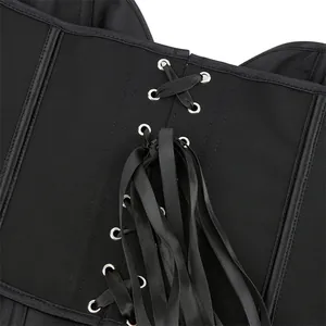 Dettaglio dell'allacciatura posteriore con nastro su un corsetto in rete nera traspirante.