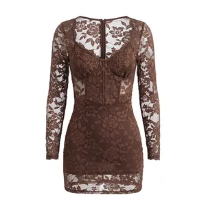 Vue détaillée d'une mini-robe en dentelle marron avec mesh et baleines de corset