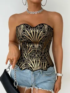 Dettaglio del corsetto da donna con ricamo di paillettes nere e oro senza spalline.