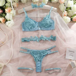 Détail d'un ensemble de lingerie bleu clair en dentelle avec broderies et chaînes