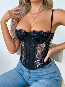 Detailansicht eines sexy Korsett-Tops aus schwarzer Spitze und Leopardenmuster