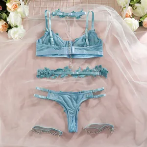 Vue détaillée d'un ensemble de lingerie en dentelle bleu ciel avec chaînes et anneaux