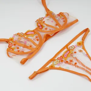 Ensemble de lingerie orange sexy avec broderie florale fluorescente sur résille fine.