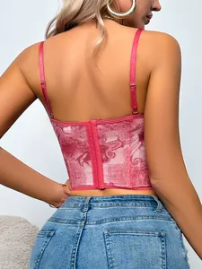 Detailansicht der Rückseite eines rosa Korsett-Tops mit Vintage-Zeitungsdruck-Muster
