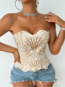 Elegante top a corsetto bianco con ricami in paillettes dorate e motivi raffinati in dettaglio