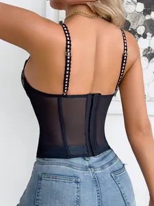 Detailansicht der Rückseite des schwarzen Spitzen-Korsett-Tops mit rosa Bändern