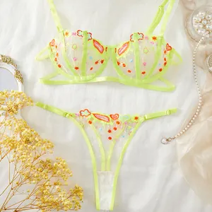 Ensemble de lingerie en maille transparente vert néon avec broderie florale et string.