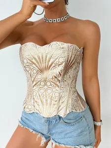Dettaglio del corsetto dorato senza spalline con paillettes e ricami elaborati.