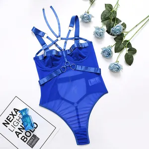 Λεπτομερής προβολή του μπλε διχτυωτού bodysuit με λουράκια και μεταλλικούς κρίκους