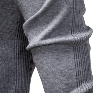 Vista detallada de un jersey de punto gris para hombre con textura acanalada y acabado suave