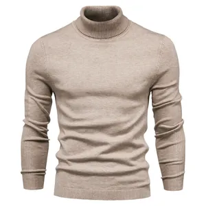 Elegante jersey de cuello alto para hombre en punto liso color camel.