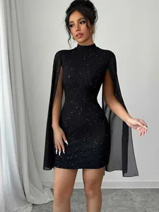 Vue détaillée d'une élégante robe moulante noire avec paillettes et manches cape chic.