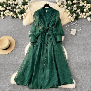 Vue détaillée de l'élégante robe en dentelle vert émeraude de style français