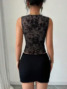 Detalle de la vista posterior de un top de malla negra con elegante estampado floral