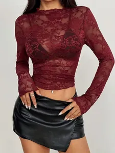 Elegantes burgunderrotes Langarm-Oberteil aus floraler Spitze mit kleinem Stehkragen