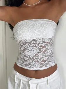 Gros plan sur un top bustier en dentelle blanche élégant, coupe ajustée et détails sexy