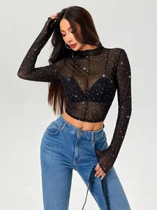 Detalle de un top de malla transparente negra con lentejuelas brillantes para mujer