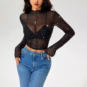 Detalle de la camiseta de malla transparente negra para mujer con lentejuelas y cuello.