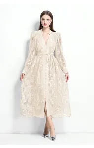 Vue détaillée d'une élégante robe longue brodée de style français avec col en V