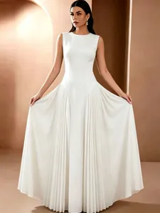Elegante vestido largo blanco sin mangas con falda plisada para bodas o fiestas