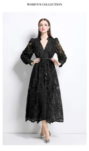 Vue en pied d'une élégante robe longue en dentelle noire brodée style français col en V.