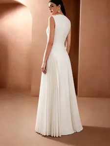Vista posterior detallada de un elegante vestido largo blanco sin mangas con falda plisada