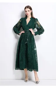 Robe longue élégante en dentelle française vert foncé avec col en V