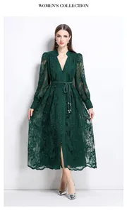 Vue complète de la robe longue en dentelle vert foncé avec manches et col en V.